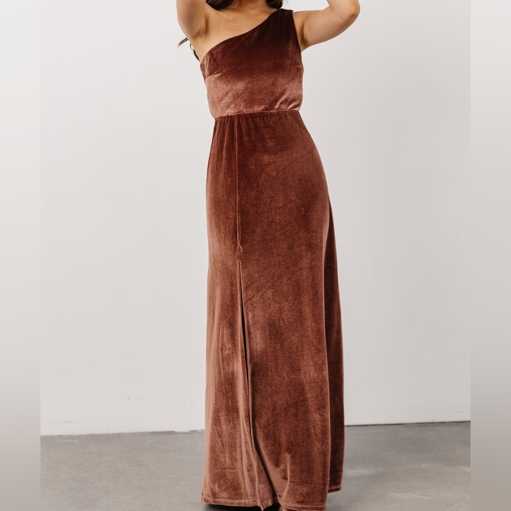 (Desert rose) Tatiana Velvet One Shoulder Maxi Dress